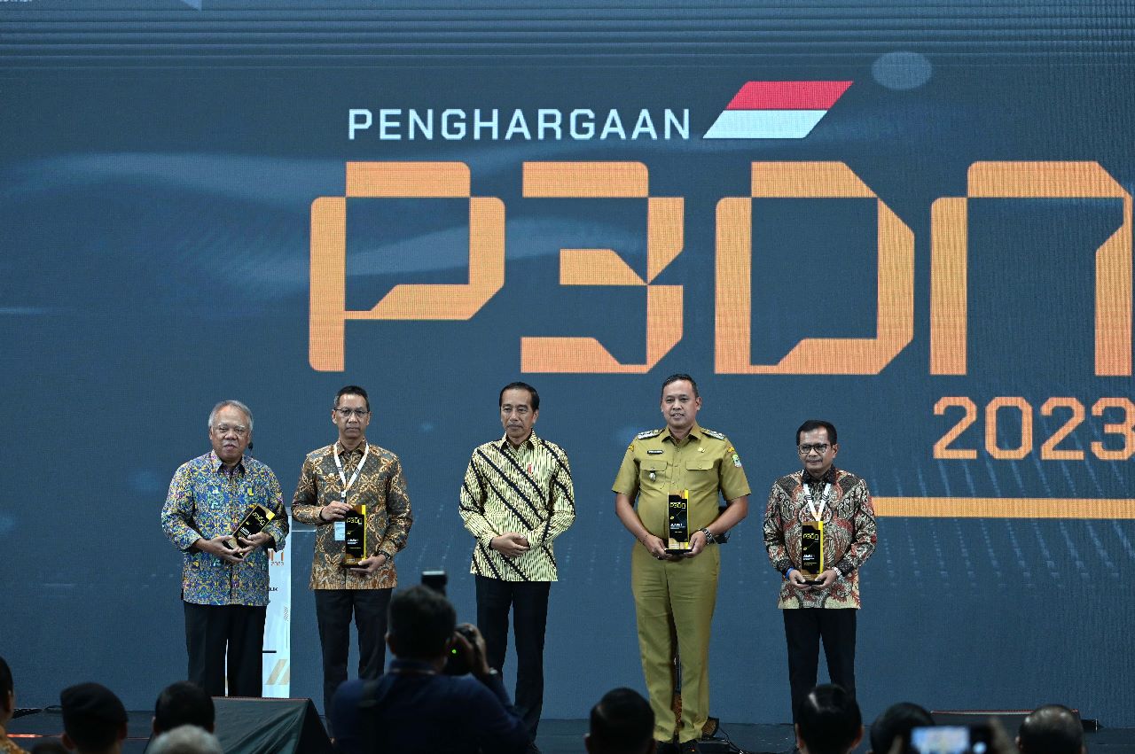  Direktur Utama SIG, Donny Arsal (paling kanan) bersama Presiden RI, Joko Widodo dan para penerima Penghargaan P3DN Tahun 2023 