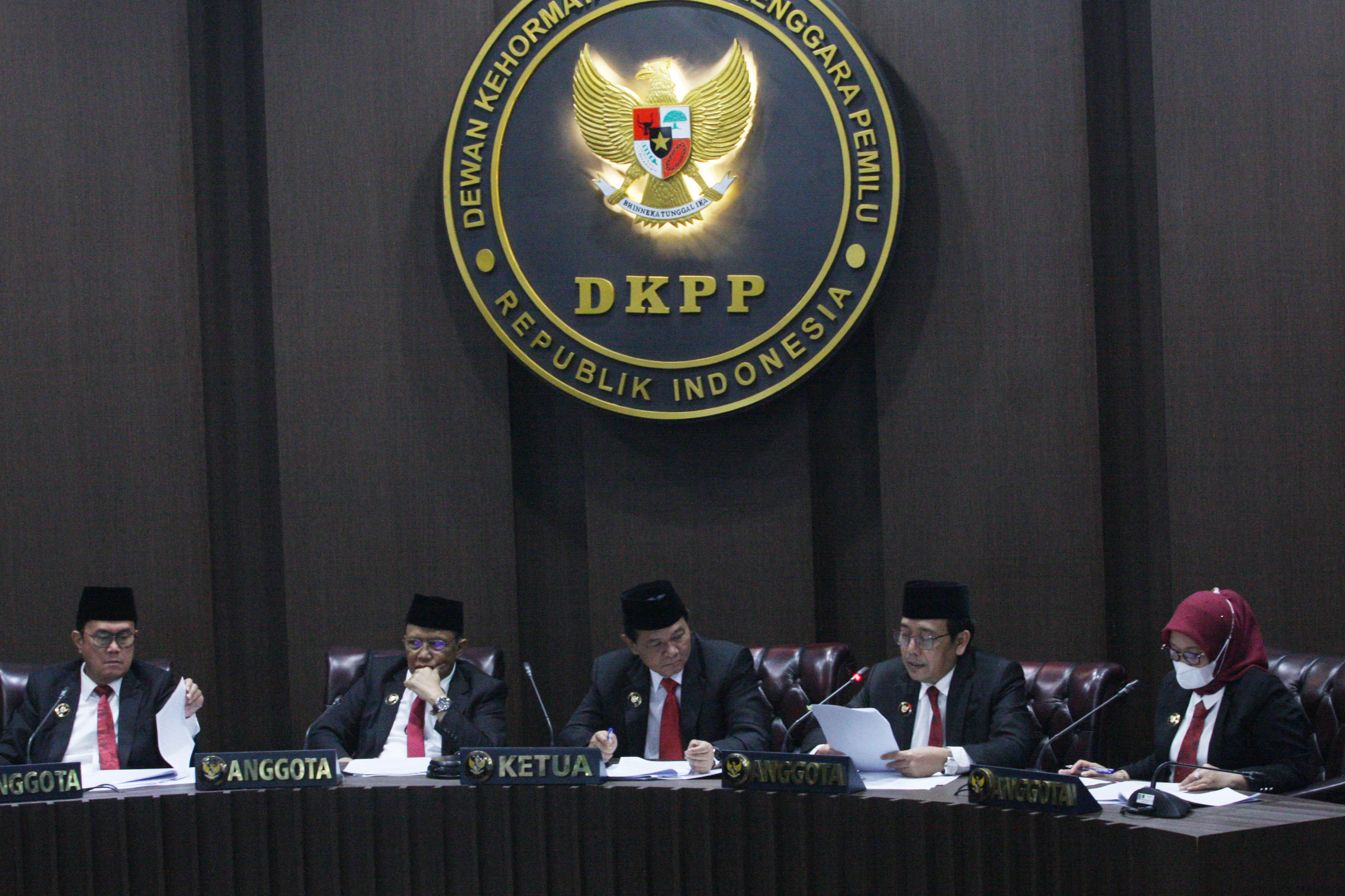 Ketua DKPP Heddy Lugito (tengah) saat pembacaan putusan sidang kode etik, Kamis (30/3).