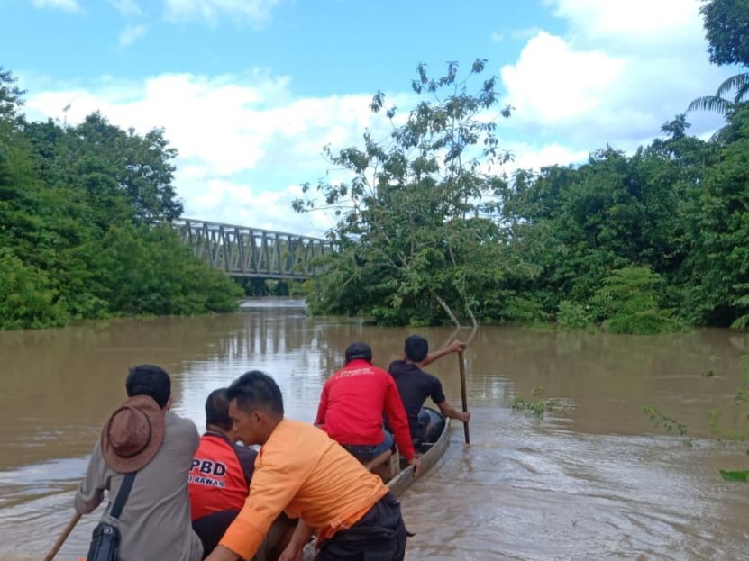Proses evakuasi yang dilakukan BPBD Musi Rawas terhadap masyarakat di Muara Kelingi yang terdampak banjir.