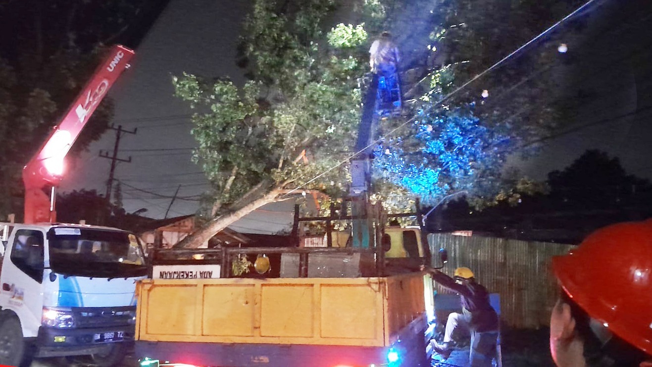 Gerak cepat PLN pulihkan  kelistrikan di Pekanbaru akiba diterjang  hujan badai.