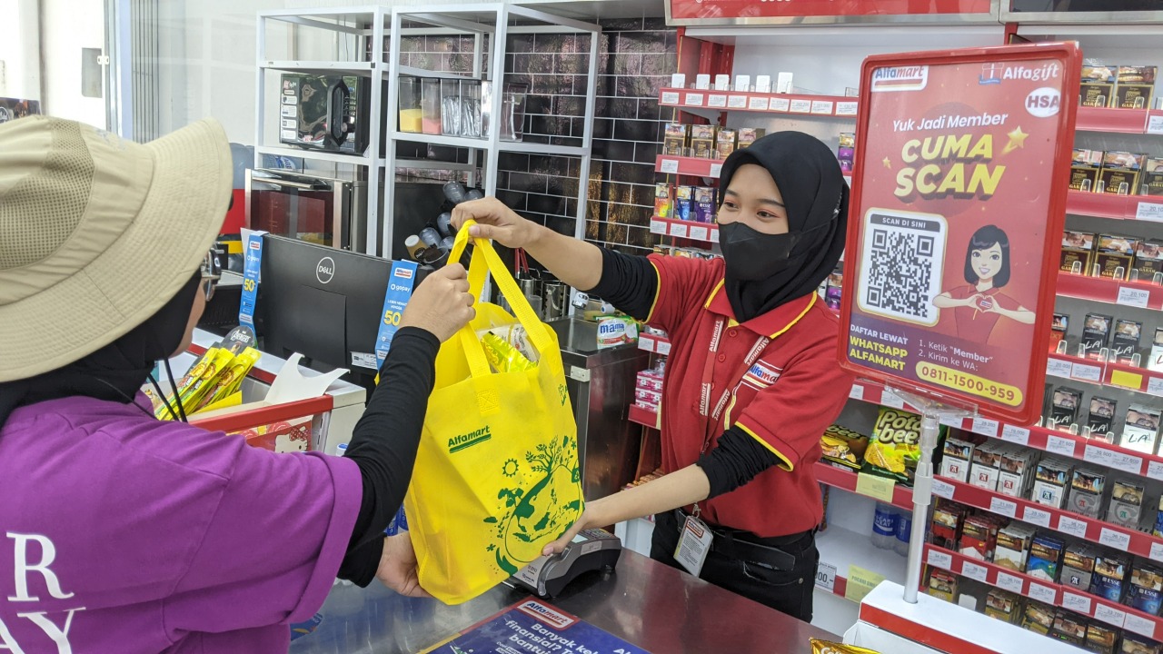 Kampanye Hidup Hijau, Alfamart Sediakan Tas Belanjang Seharga Rp500