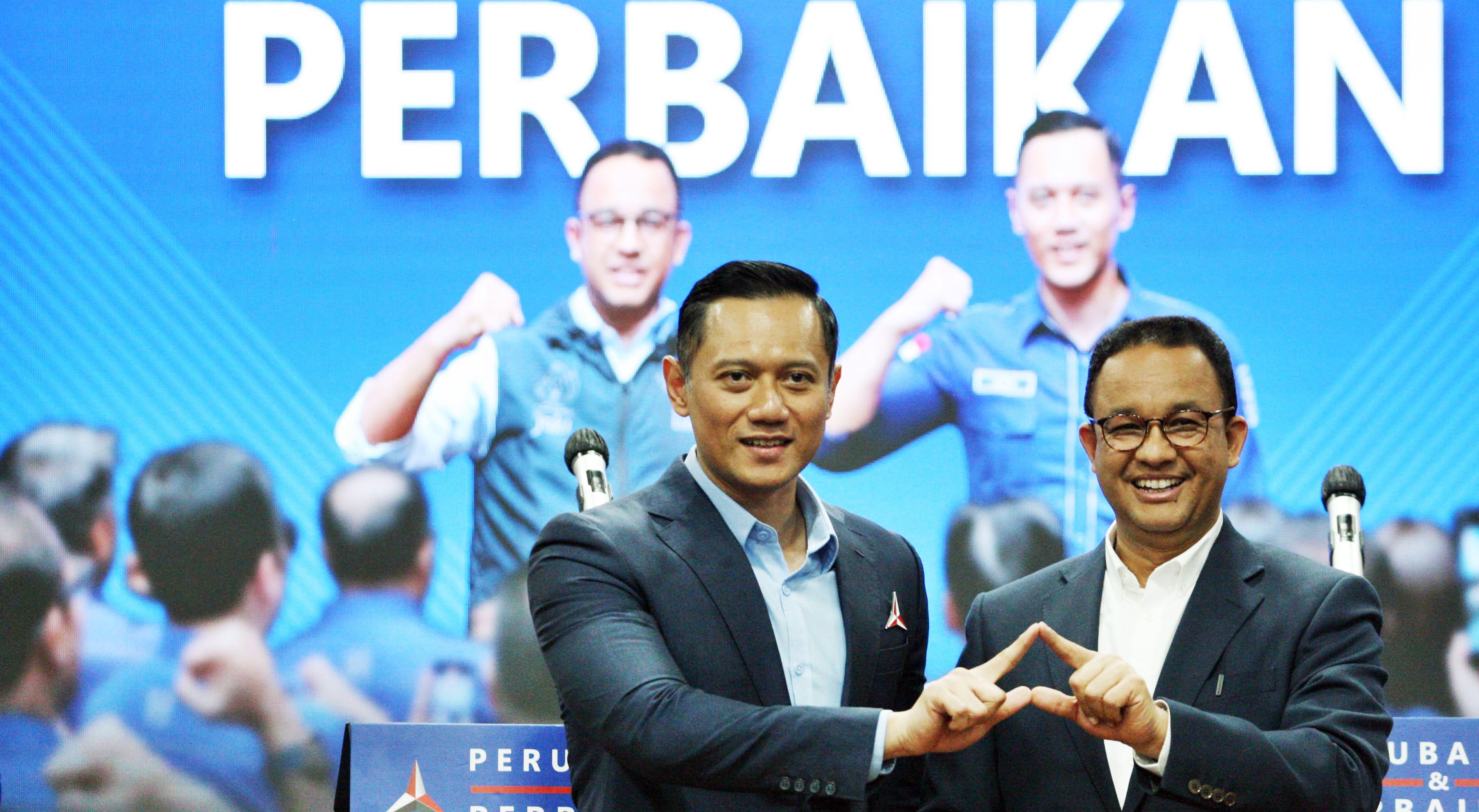 Calon presiden dari Koalisi Perubahan Anies Baswedan (kanan) bersama Ketua Umum Partai Demokrat Agus Harimurti Yudhoyono 