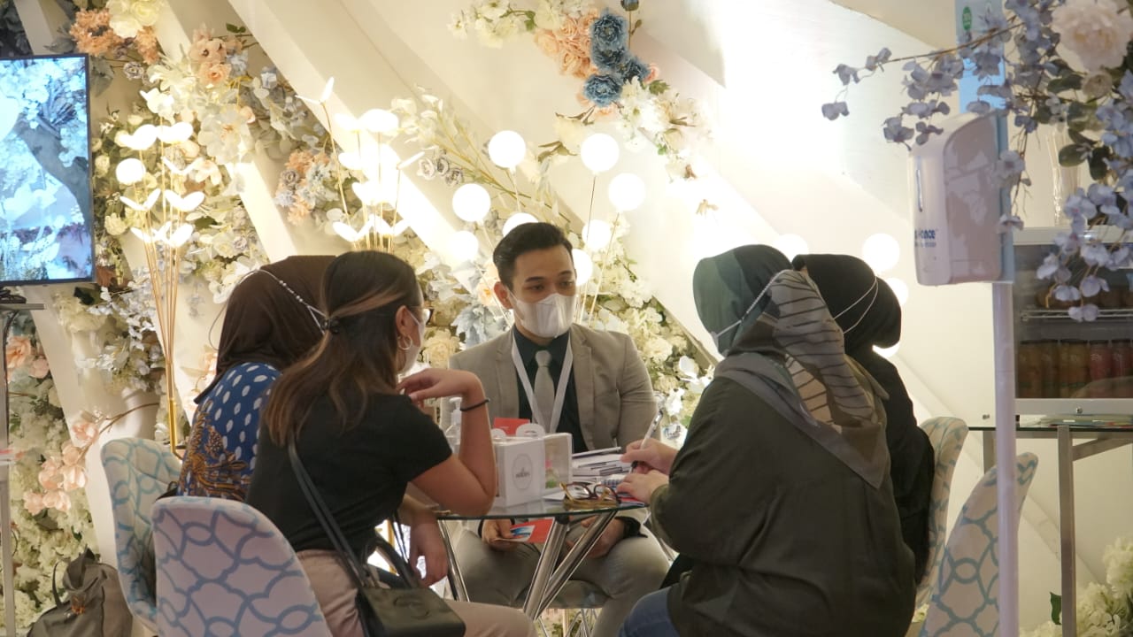 Suasana pameran Indonesia Dream Wedding Festival (IDWF) 2023 di Jakarta Convention Center (JCC), Jakarta Pusat, Jumat (31/3).