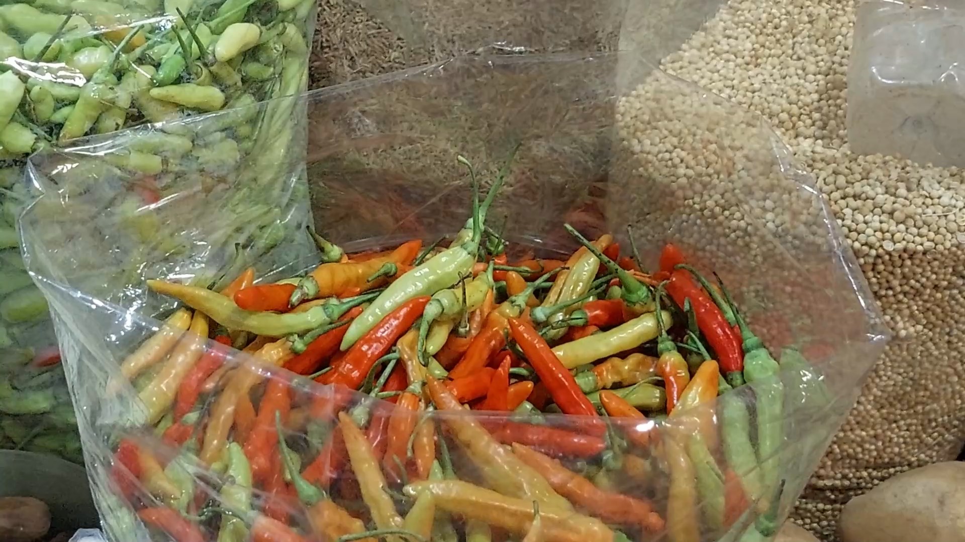 Harga cabai rawit merah di Bandung, Jabar naik 75% dari semula Rp50 ribu/kg menjadi Rp80 ribu/kg.