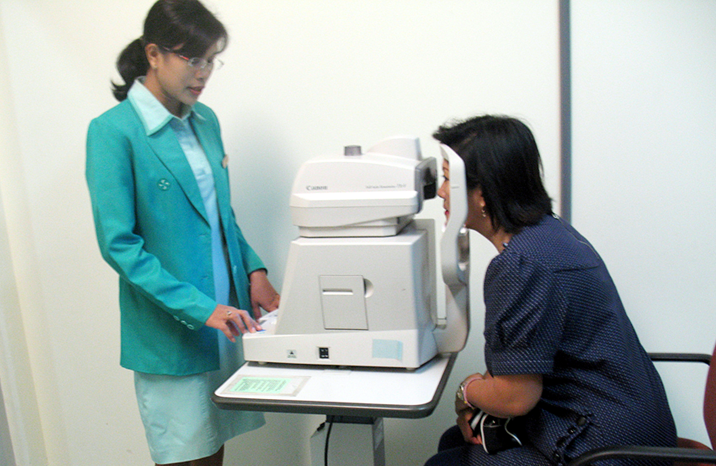 Seorang pasien menjalani pemeriksaan tekanan bola mata dengan alat tonometer.