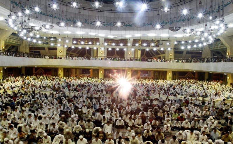 Masyarakat memenuhi Masjid At-Tin.