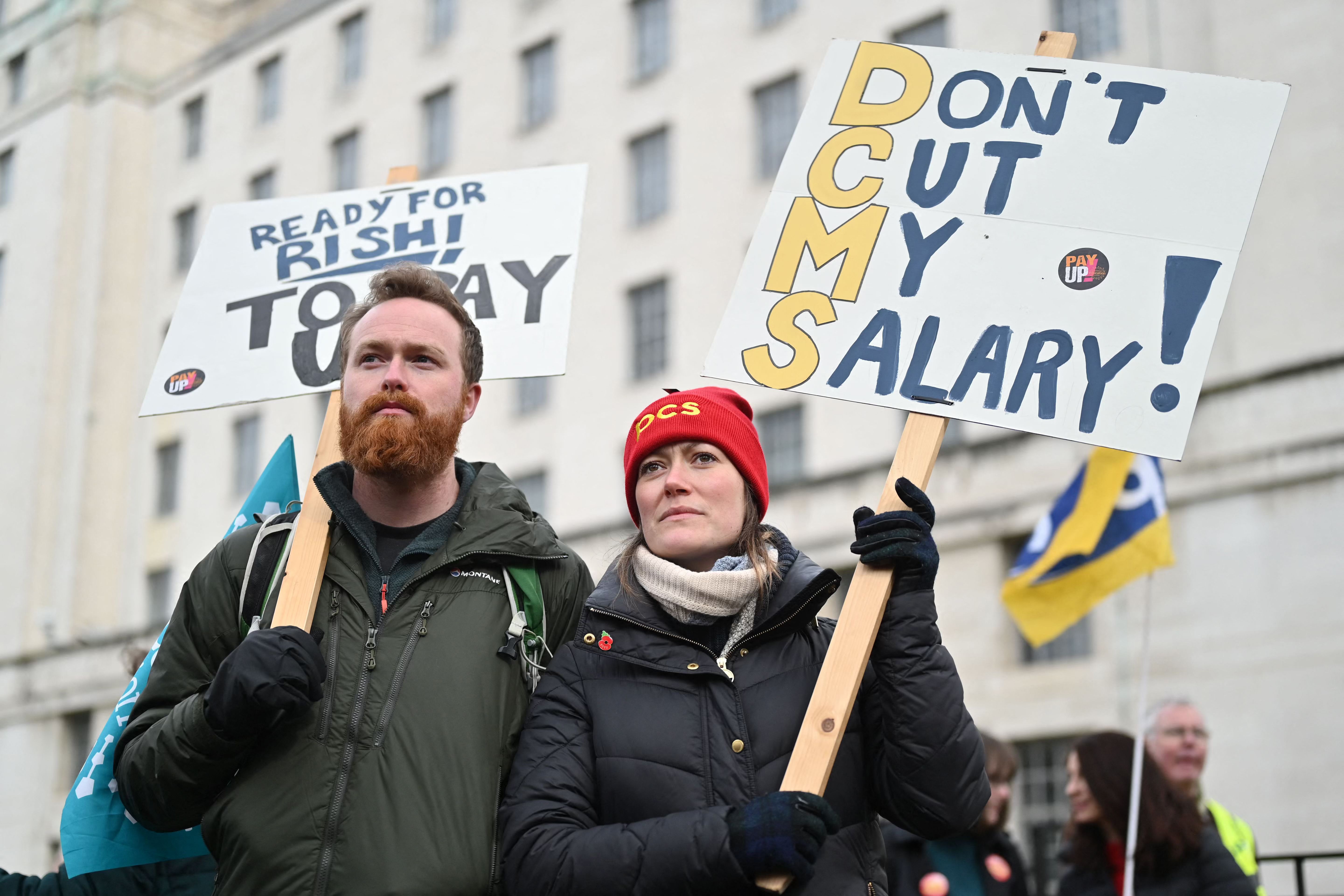 Para pengunjuk rasa di Inggris menuntut gaji mereka tidak dipotong. Di Selandia Baru, para guru juga mogok kerja dan meminta penaikan gaji.
