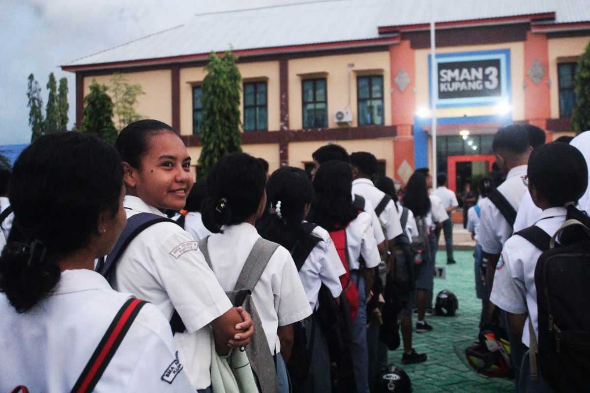 Siswa SMA Negeri 3 Kupang masuk sekolah subuh, Jumat (3/3). Masuk sekolah subuh merupakan program untuk menciptakan sekolah unggul.