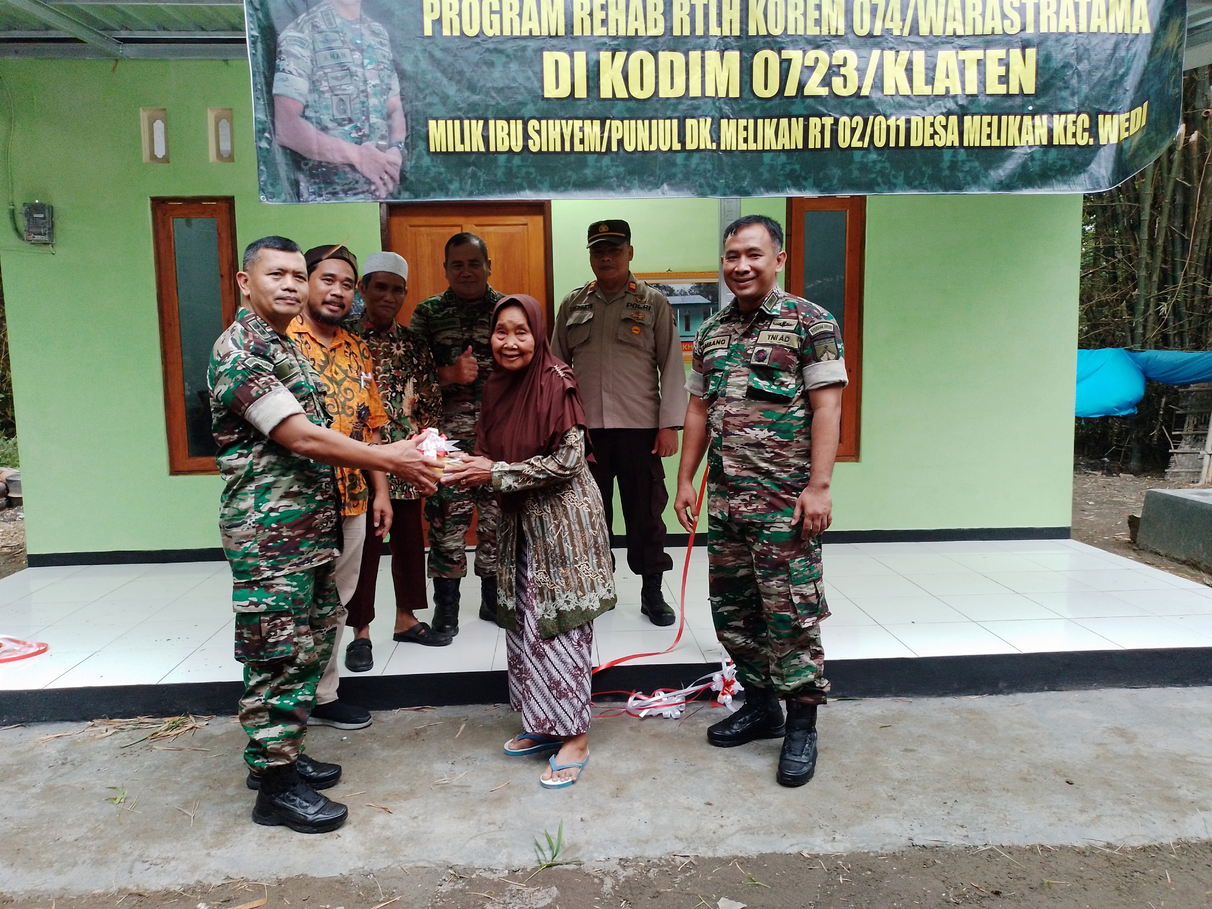 Komandan Kodim 0723/Klaten Letkol Czi Bambang Setyo Triwibowo menyerahkan hasil rehab rumah Sihyem kepada pemiliknya.