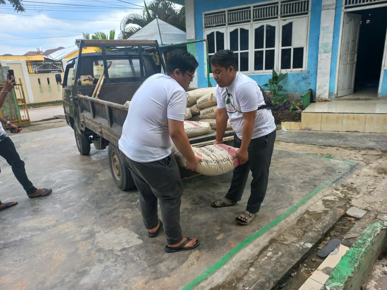 Relawan Santri Dukung Ganjar Sumsel bantu bahan bangunan di Pondok Pesantren Abi Ummi, di Jalan Banten IV, Kota Palembang, Sabtu (11/3/2023)