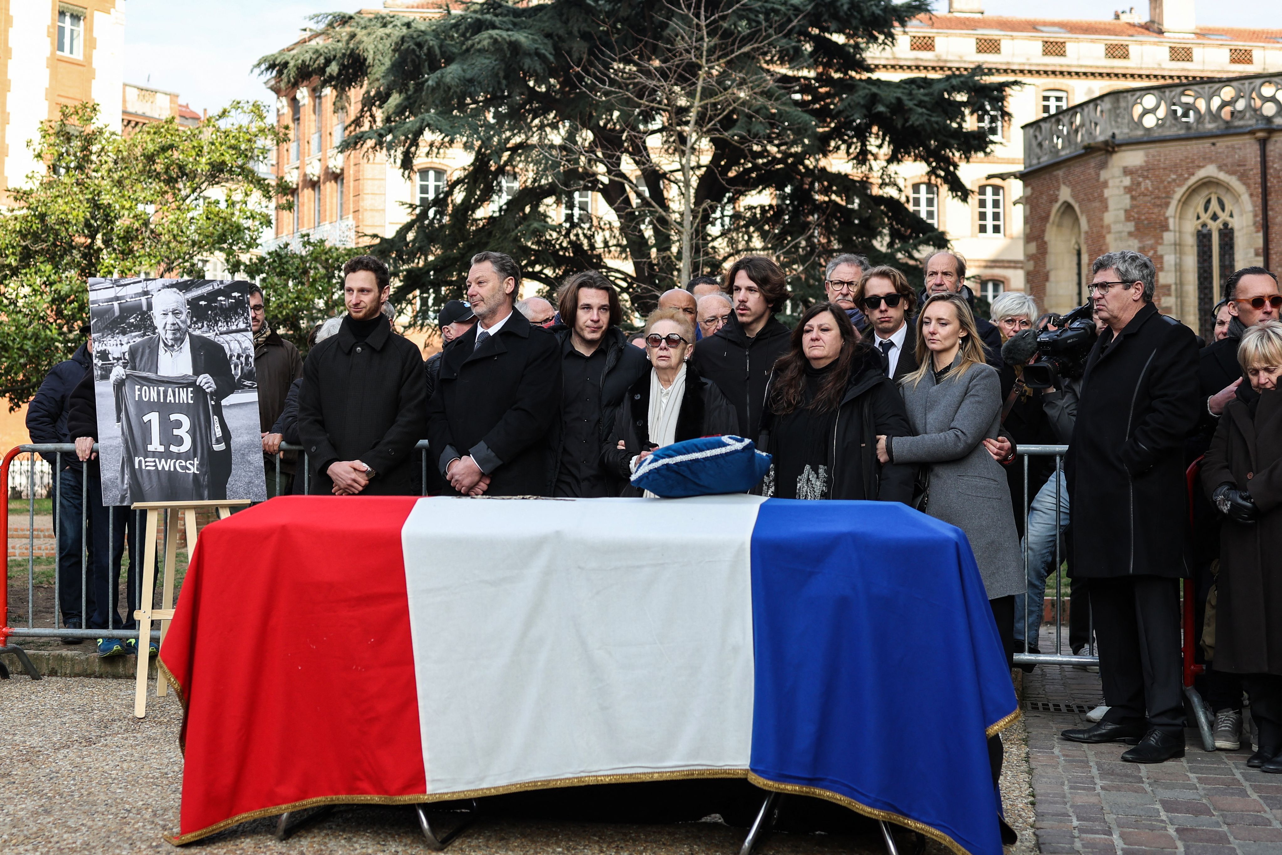 Keluarga berdiri di dekat peti jenazah Just Fontaine di Katedral Saint-Etiene di Toulouse. 