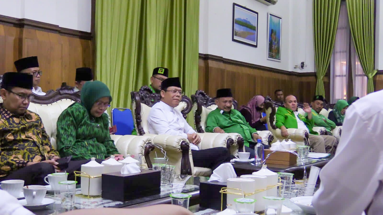 Plt Ketua Umum PPP Muhamad Mardiono makan malam dengan Bupati Situbondo Karna Suswandi