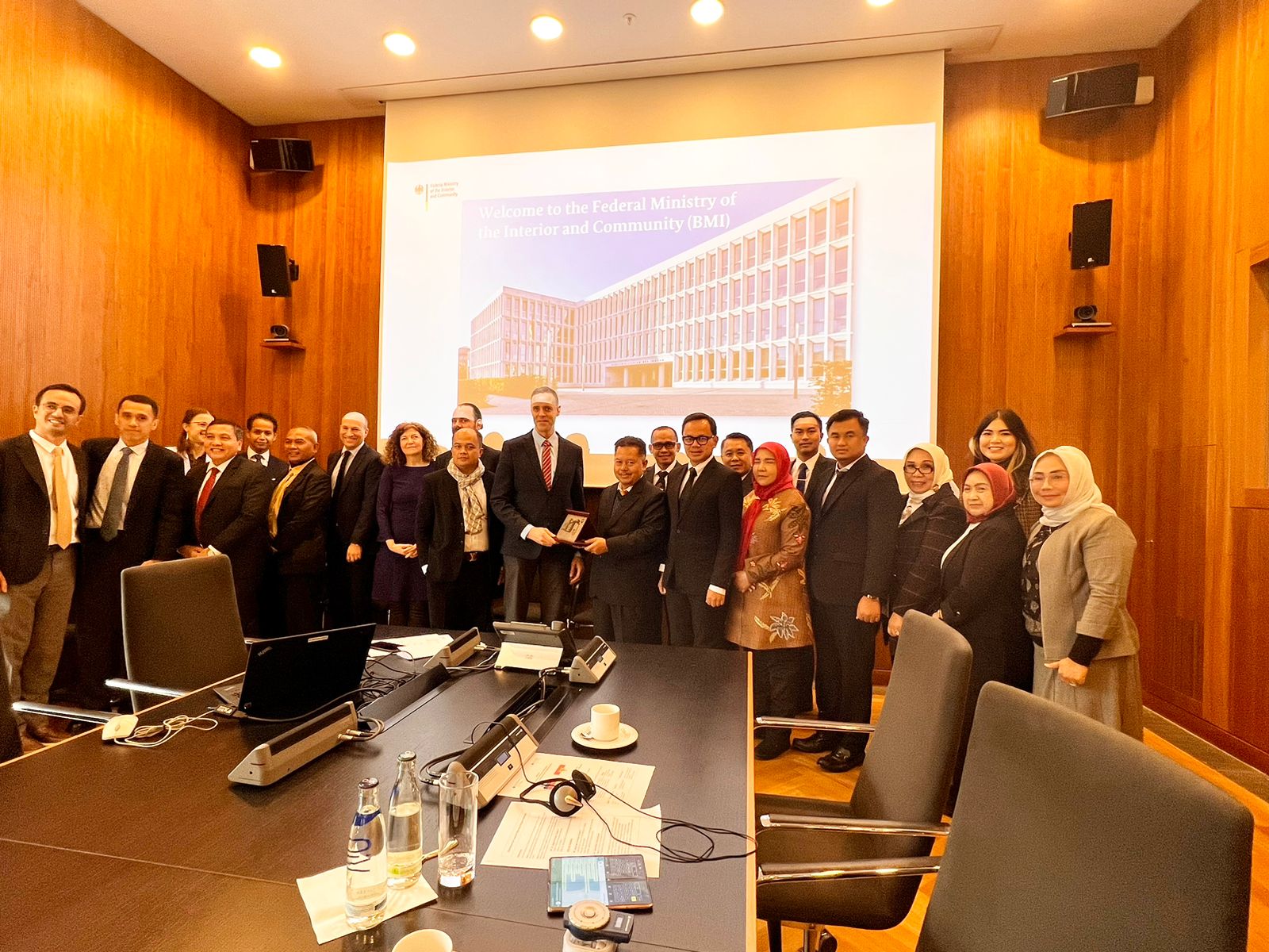 KUNJUNGAN KE JERMAN: Rombongan Kemendegri RI dan lima Pemda melakukan kunjungan kerja ke Jerman. 