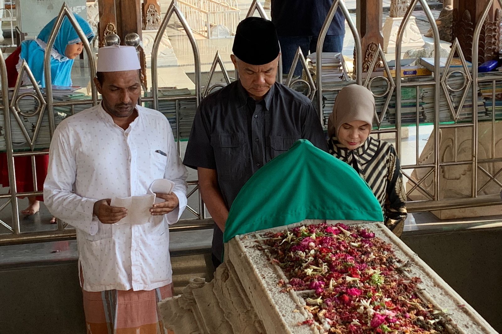 Gubernur Jawa Tengah saat melakukan tradisi nyadran ke makan Sunan Gresik