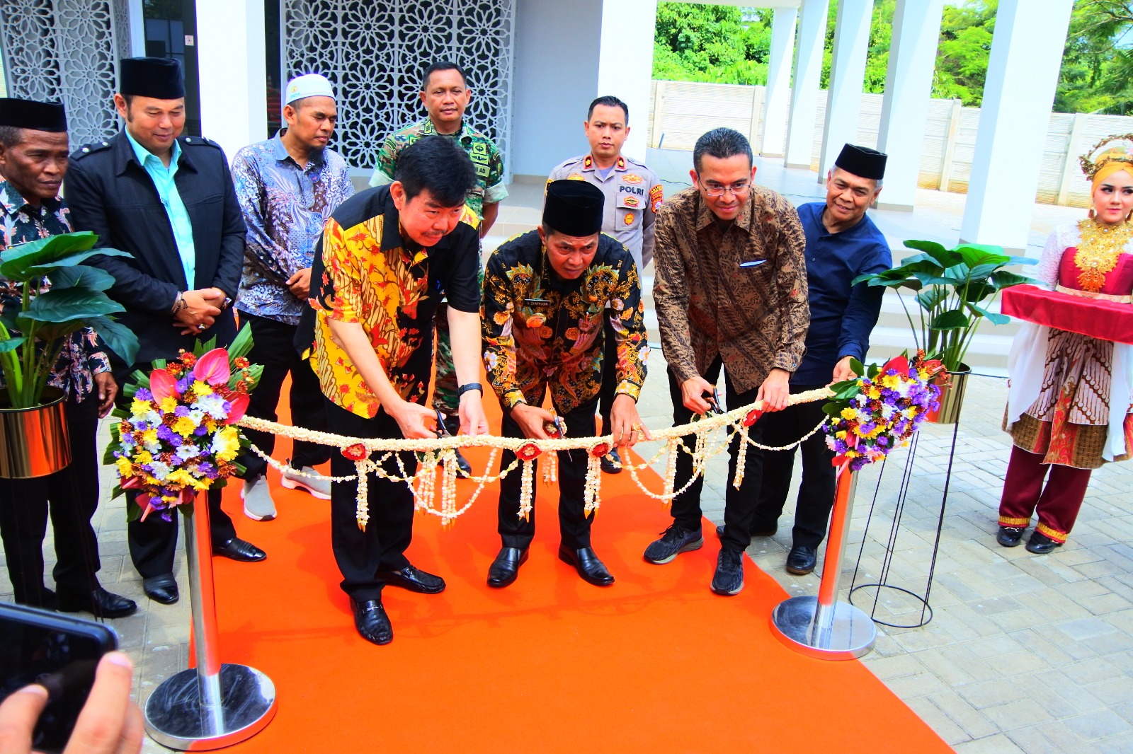 Wali Kota Serang Syafrudin (tengah) menggunting pitra peresmian masjid Perumahan CitraLand Puri, Jumat (10/3).