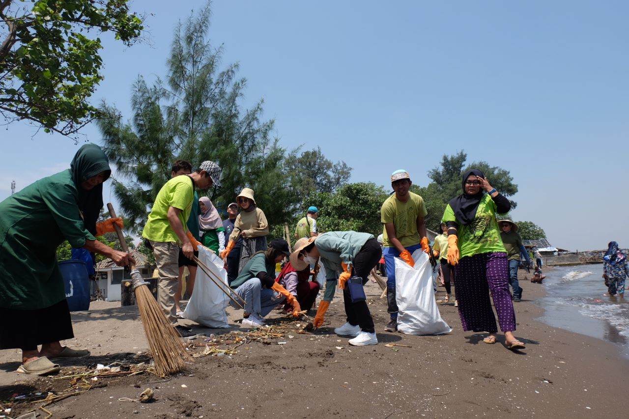 Kegiatan bersih-bersih pantai di Tanjung Pasir, Kabupaten Tangerang, banten, yang dilakukan Aeon Indonesia