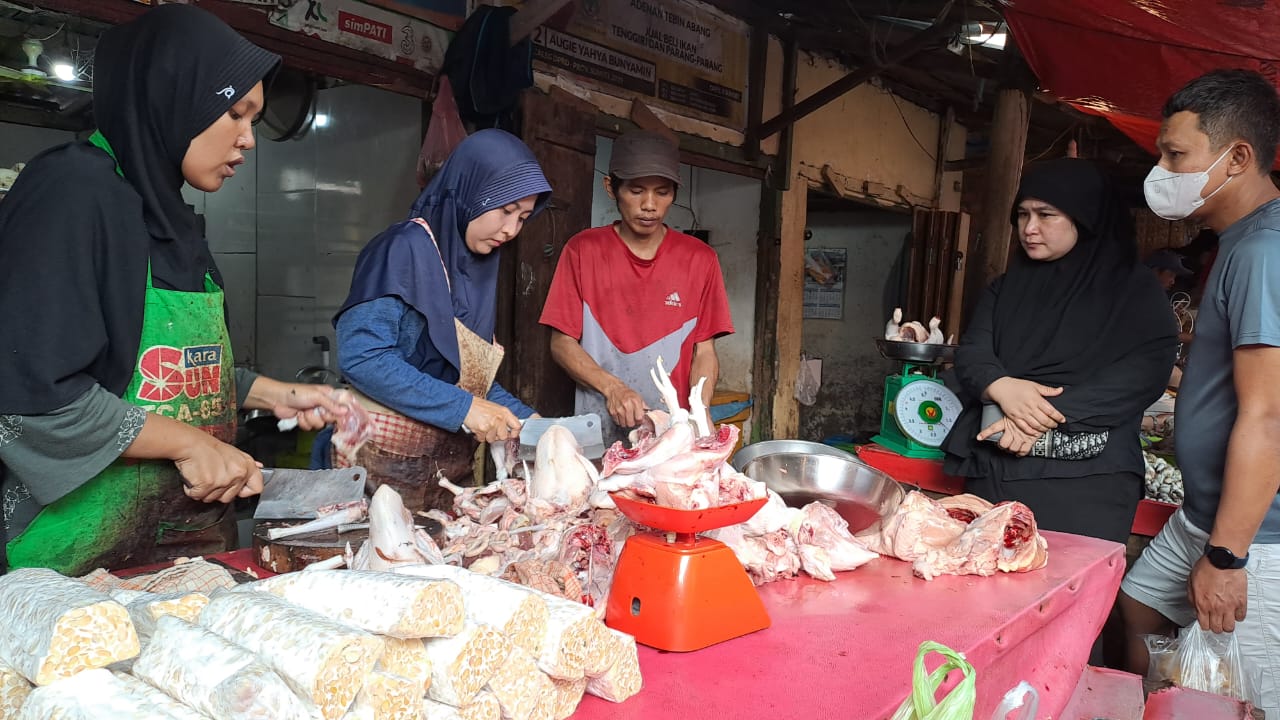 Pedagang daging ayam melayani pembeli di Palembang, Sumsel