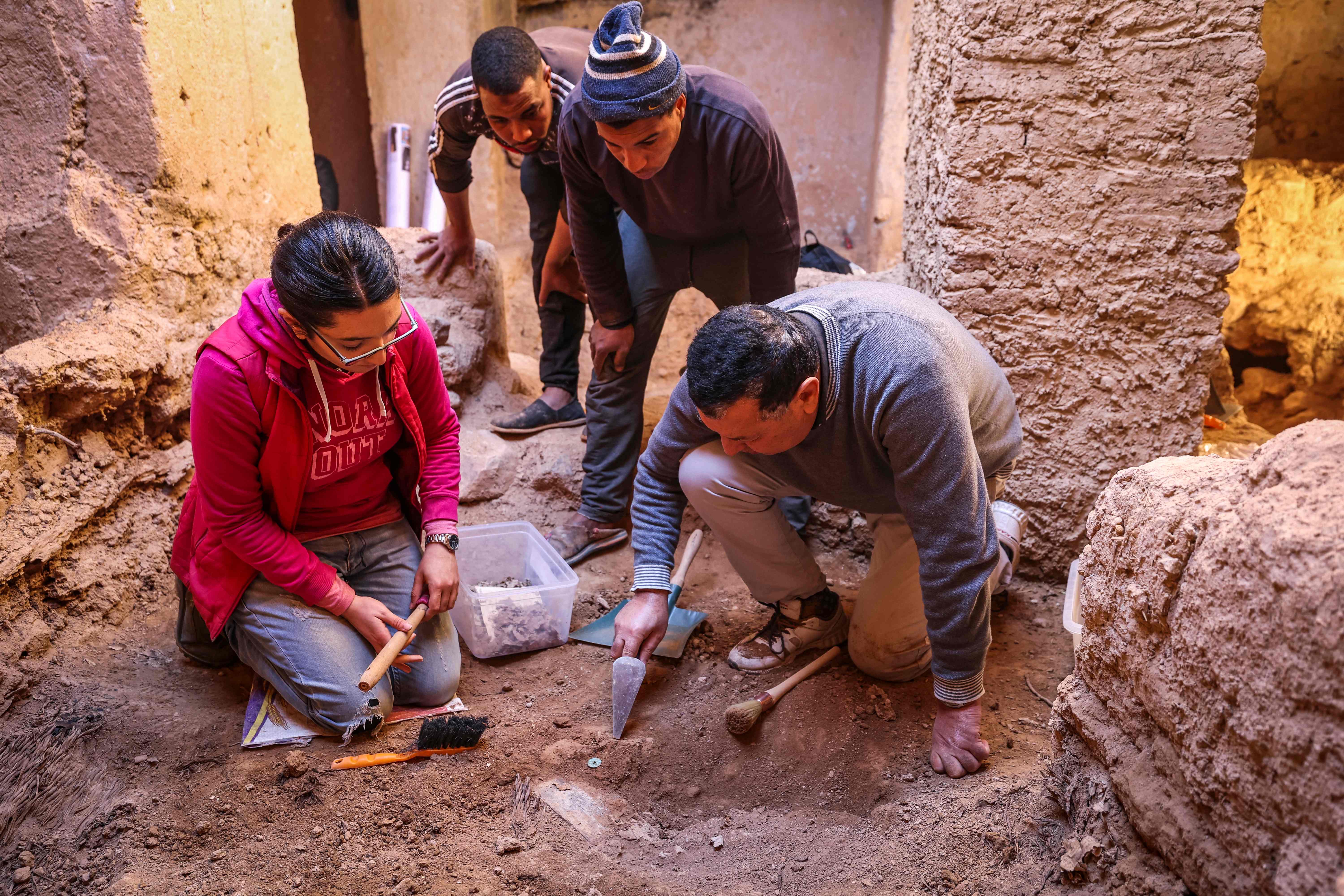 Tim arkeolog sedang menggali di sebuah sinagog, tempat ibadah bangsa Yahudi di Maroko