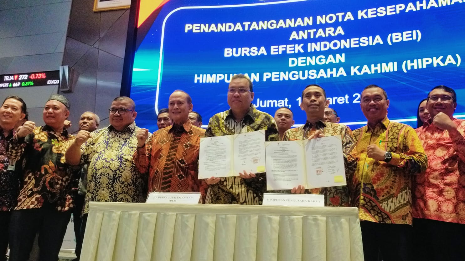 Penandatangan memorandum of understanding antara Himpunan Pengusaha Kahmi (Hipka) dan Bursa Efek Indonesia (BEI), di Jakarta, Jumat (17/6).