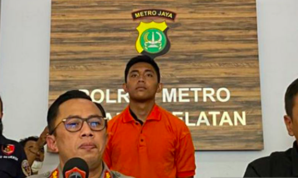 Penampilan tersangka pria berinisial MDS (20), anak pejabat DJP Kemenkeu, yang menganiaya korban pria berinisial D (17) di kawasan Ulujami. 