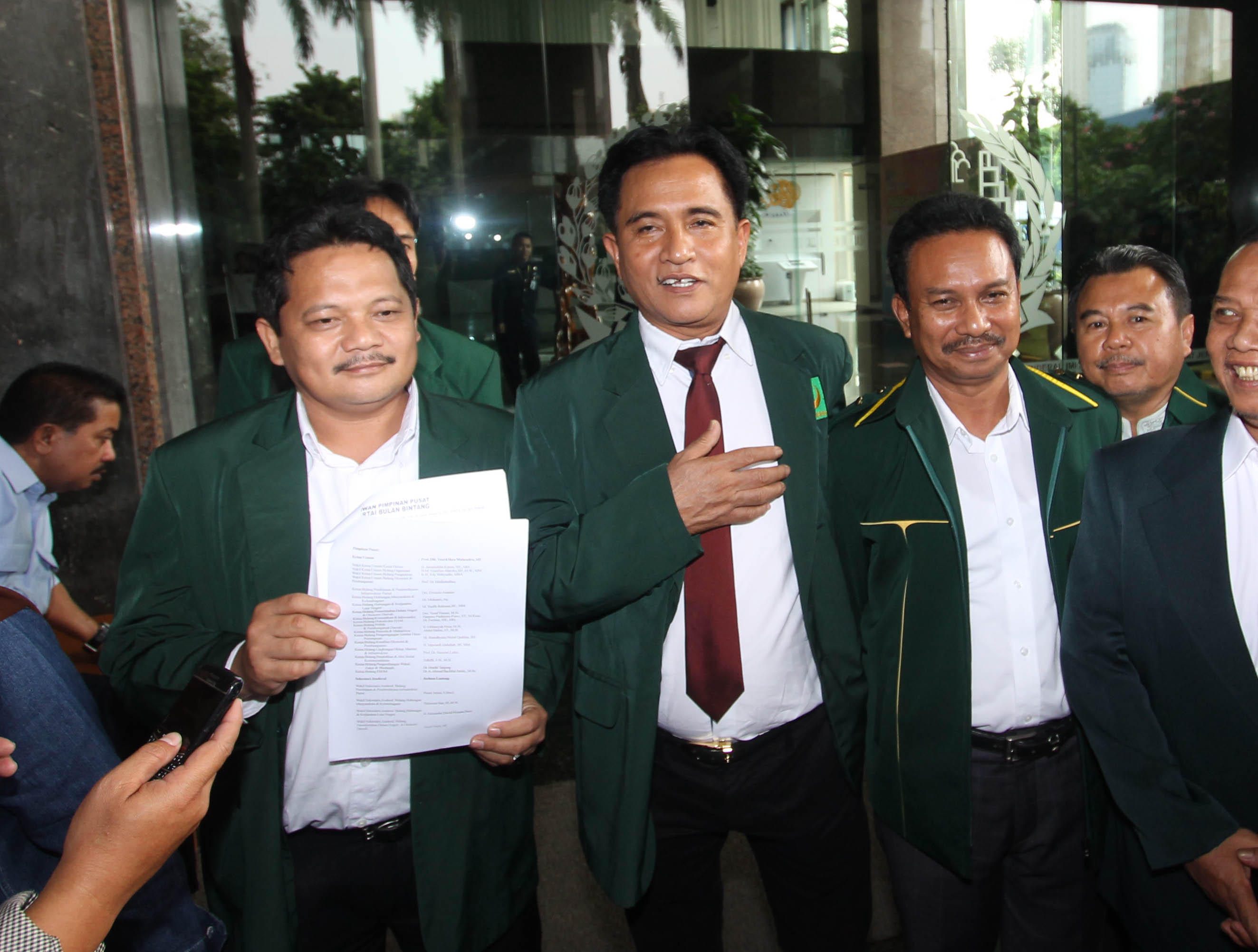 Ketua Umum Partai Bulan Bintang Yusril Izha Mahendra (tengah)