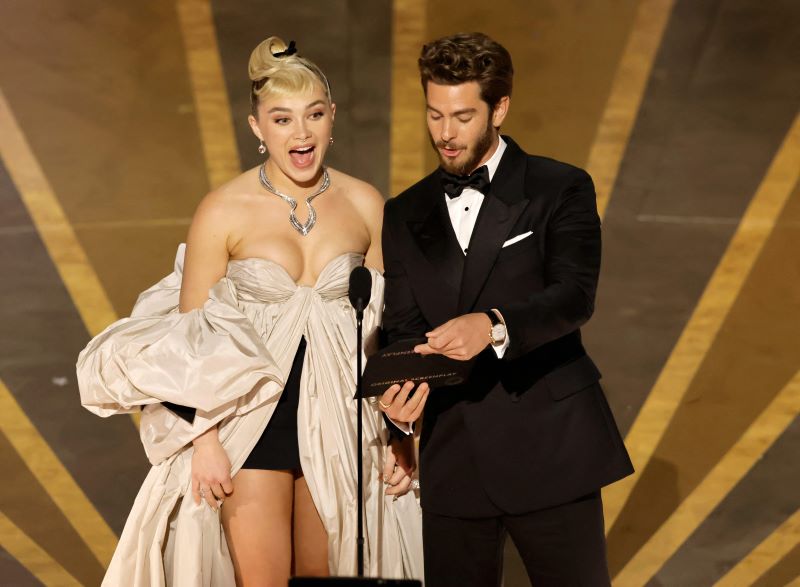 Andrew Garfield dan Florence Pugh membacakan nominasi Oscar 2023