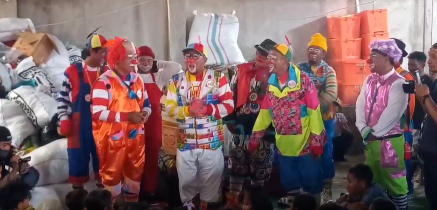 Badut berpakaian nyentrik menghibur anak-anak korban kebakaran Depo Pertamina Plumpang Jakarta Utara