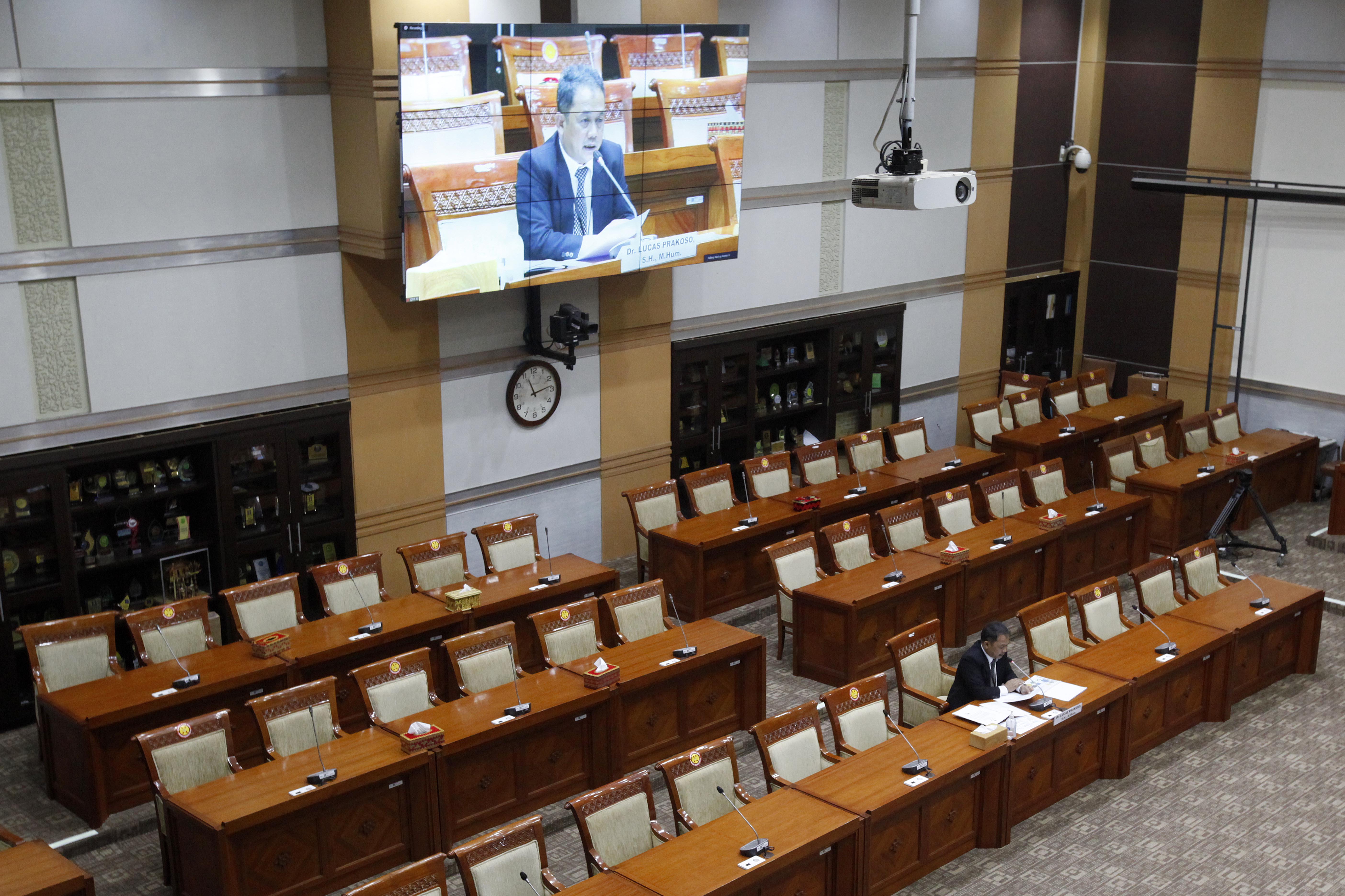 Direktur Pembinaan Tenaga Teknis Peradilan Umum Mahkamah Agung (MA), Lucas Prakoso menjawab pertanyaan anggota dewan