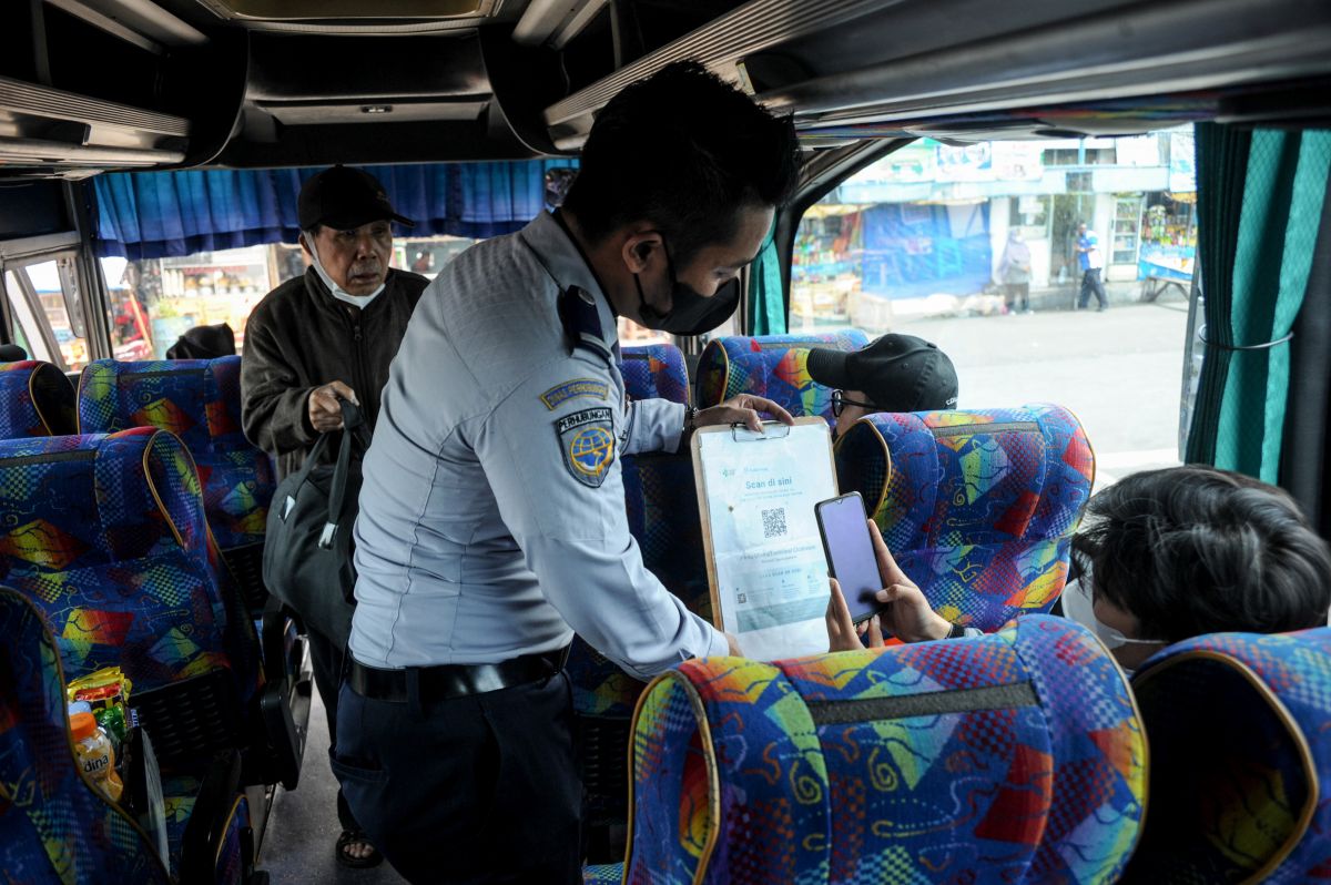 Penumpang bus AKAP diminta melakukan pemindaian aplikais Peduli Lindungi sebagai syarat perjalanan.