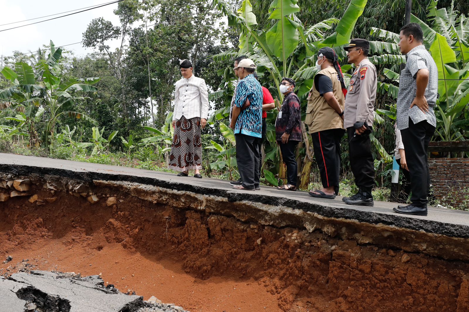Gubernur Jateng ganjar Pranowo saat meninjau patahan Gringsing di Kabupaten Batang