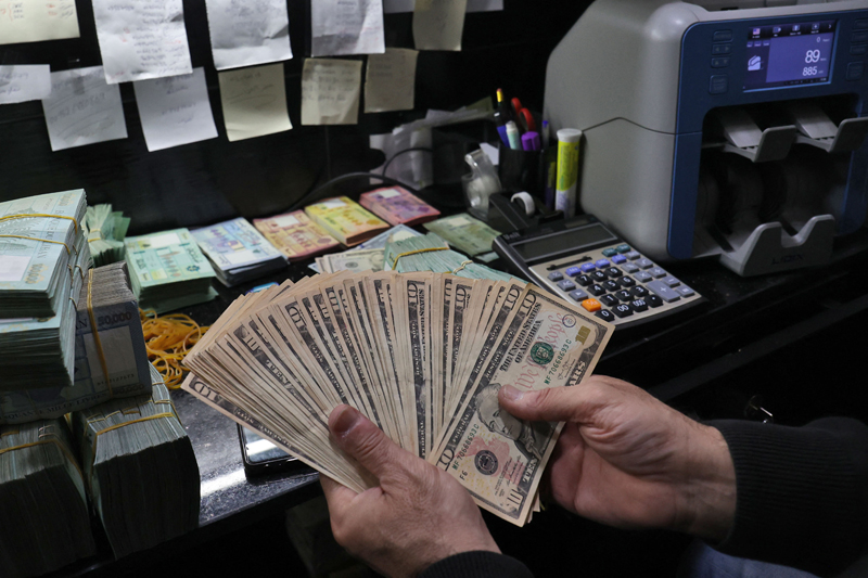 Dolar Ditutup Turun Tipis