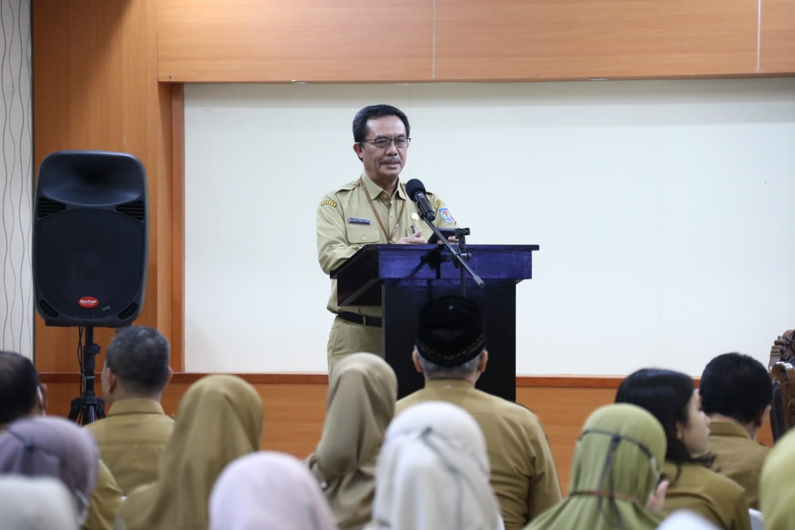 Kepala BSKDN Kemendagri Yusharto Huntoyungo memberikan arahan pada jajaran BSKDN untuk memacu inovasi daerah