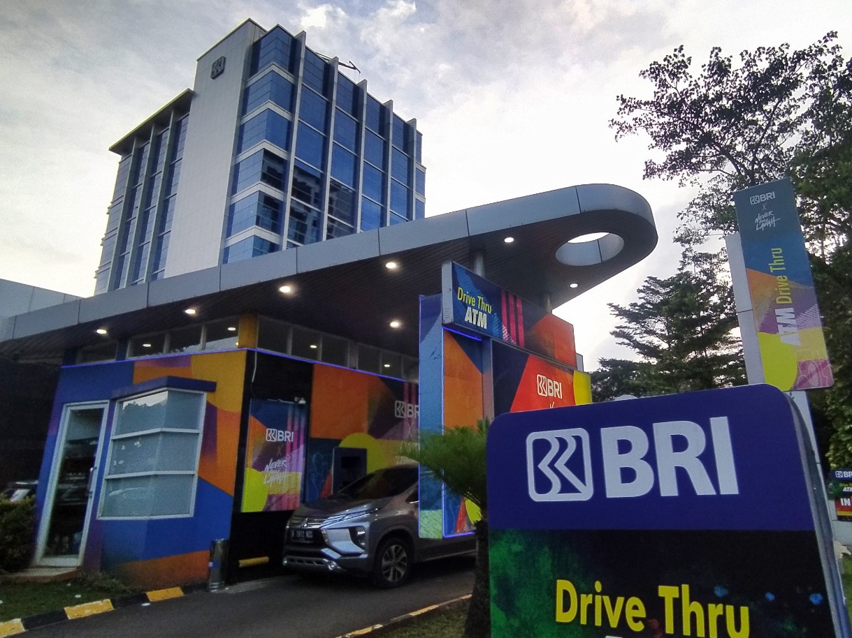 Nasabah menarik uang dari ATM drive thru di Kantor Cabang BRI Serpong, Tangerang Selatan.