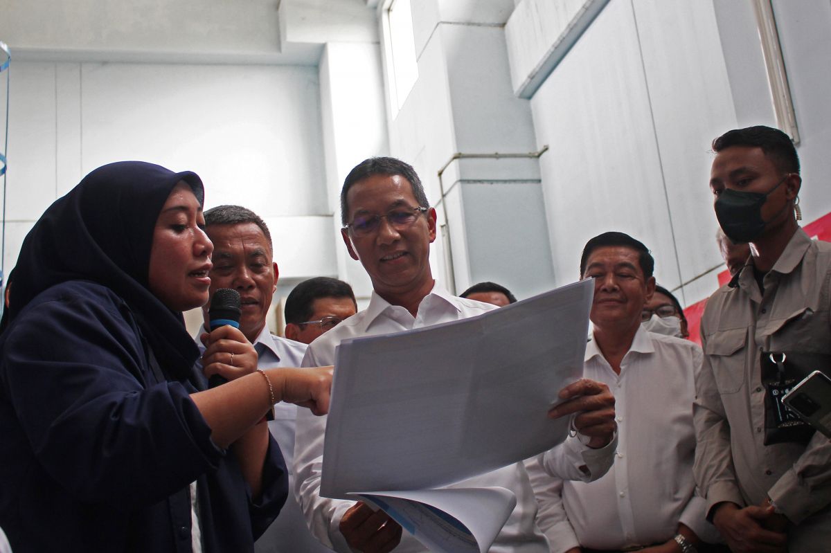 Penjabat Gubernur DKI Jakarta, Heru Budi Hartono (tengah)