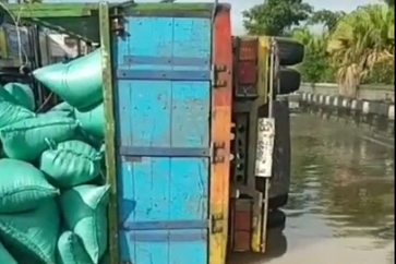 Truk terguling di Kudus, Jawa Tengah.