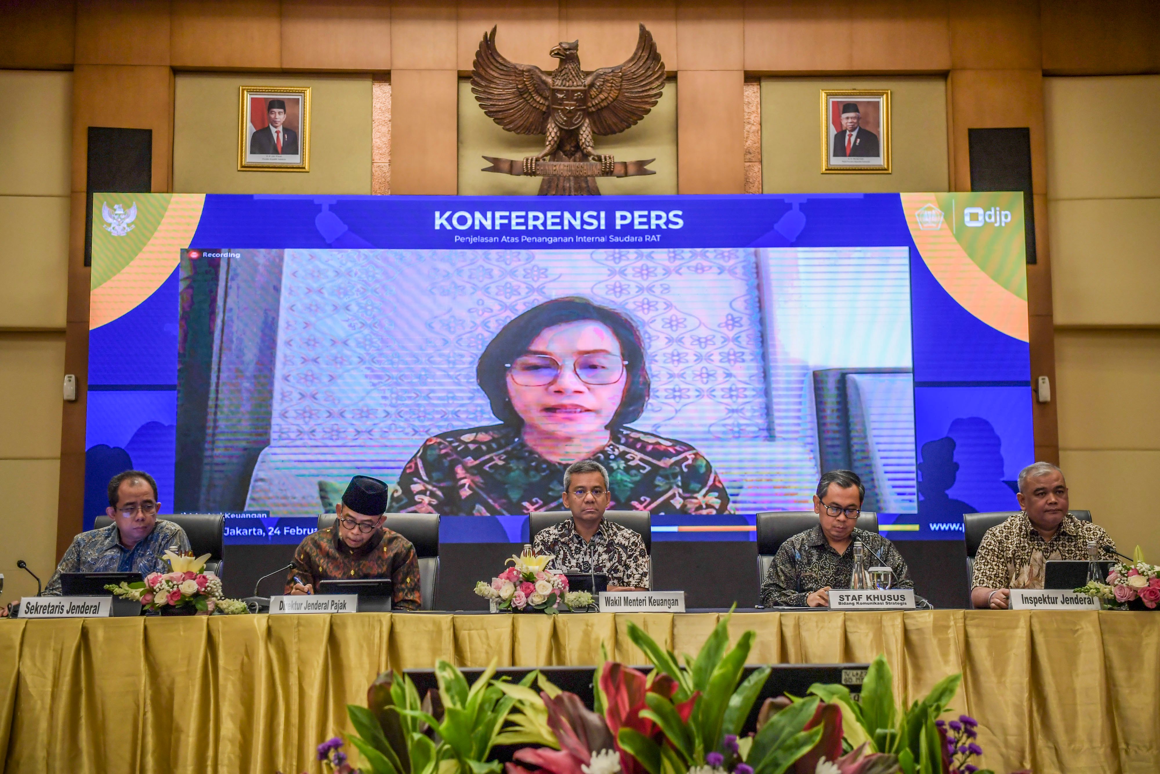 Menkeu Sri Mulyani dan jajarannya saat melakukan konferensi pers.