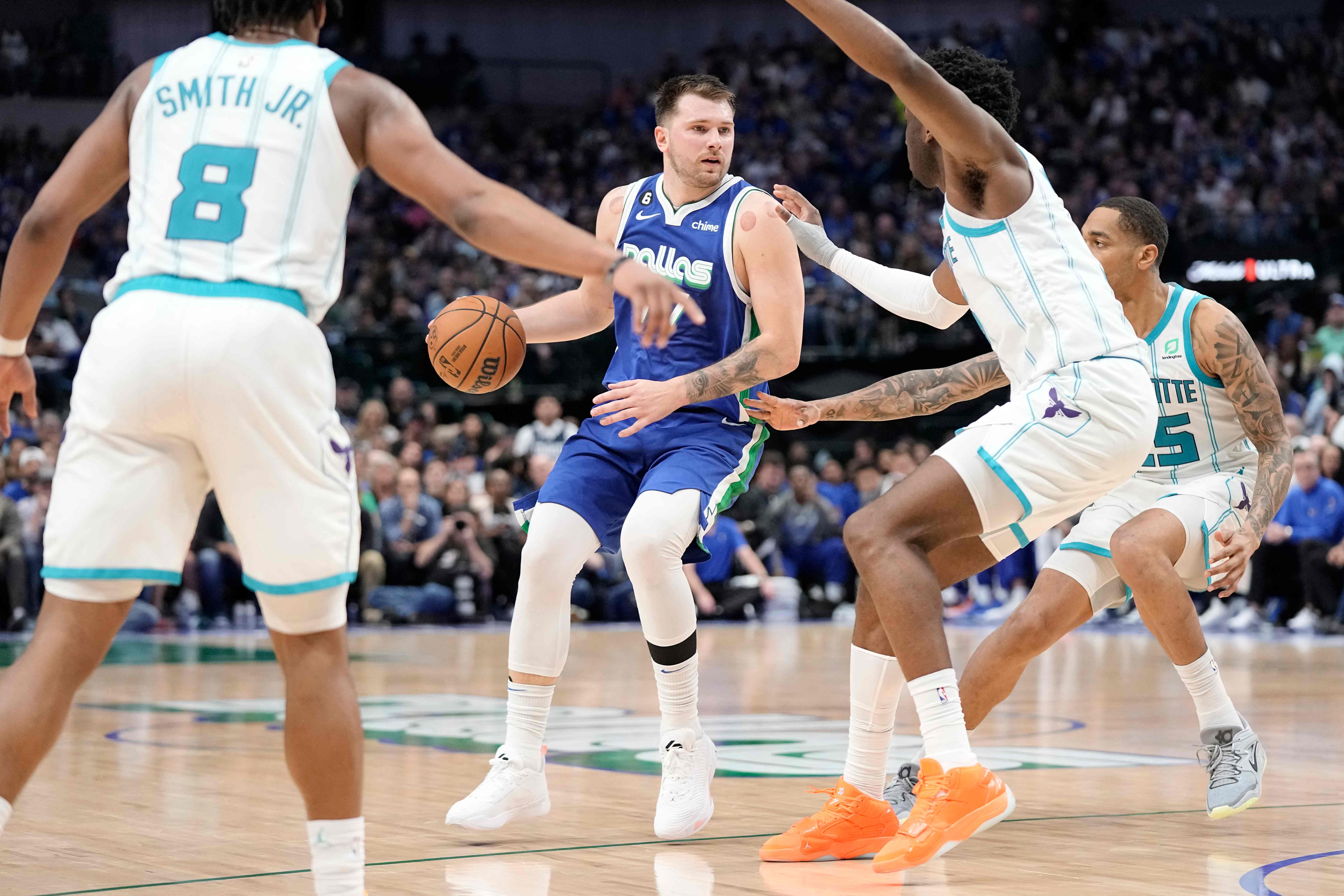 Bintang Dallas Mavericks Luka Doncic dikepung pemain Charlotte Hornets dalam laga lanjutan NBA.