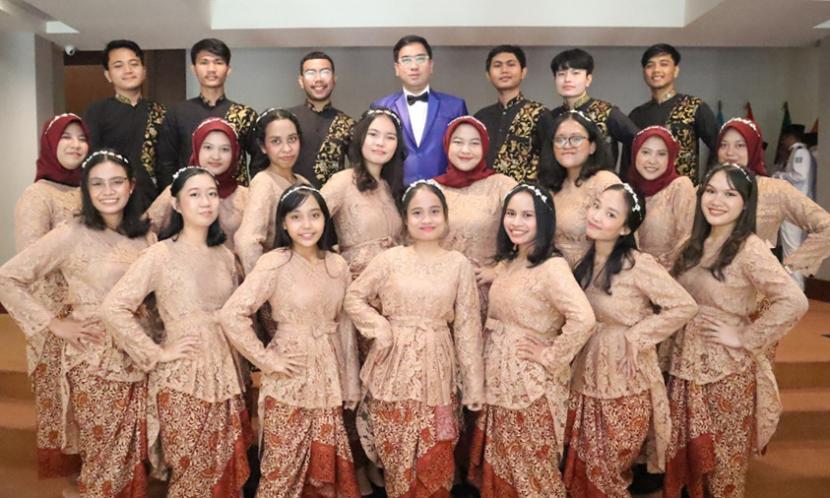 Tim paduan suara mahasiswa Universitas BSI dari Kampus Bekasi. 