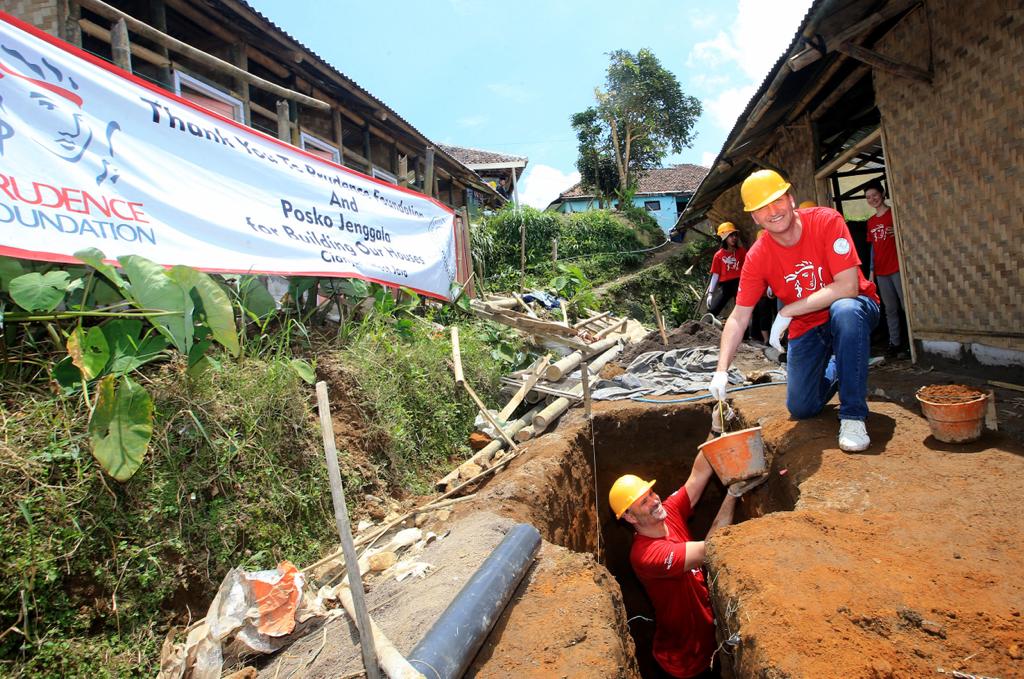 memberikan bantuan  berupa pembangunan hunian sementara dan fasilitas MCK (Mandi, Cuci, Kakus) untuk korban gempa bumi di Cianjur, Jawa Bara