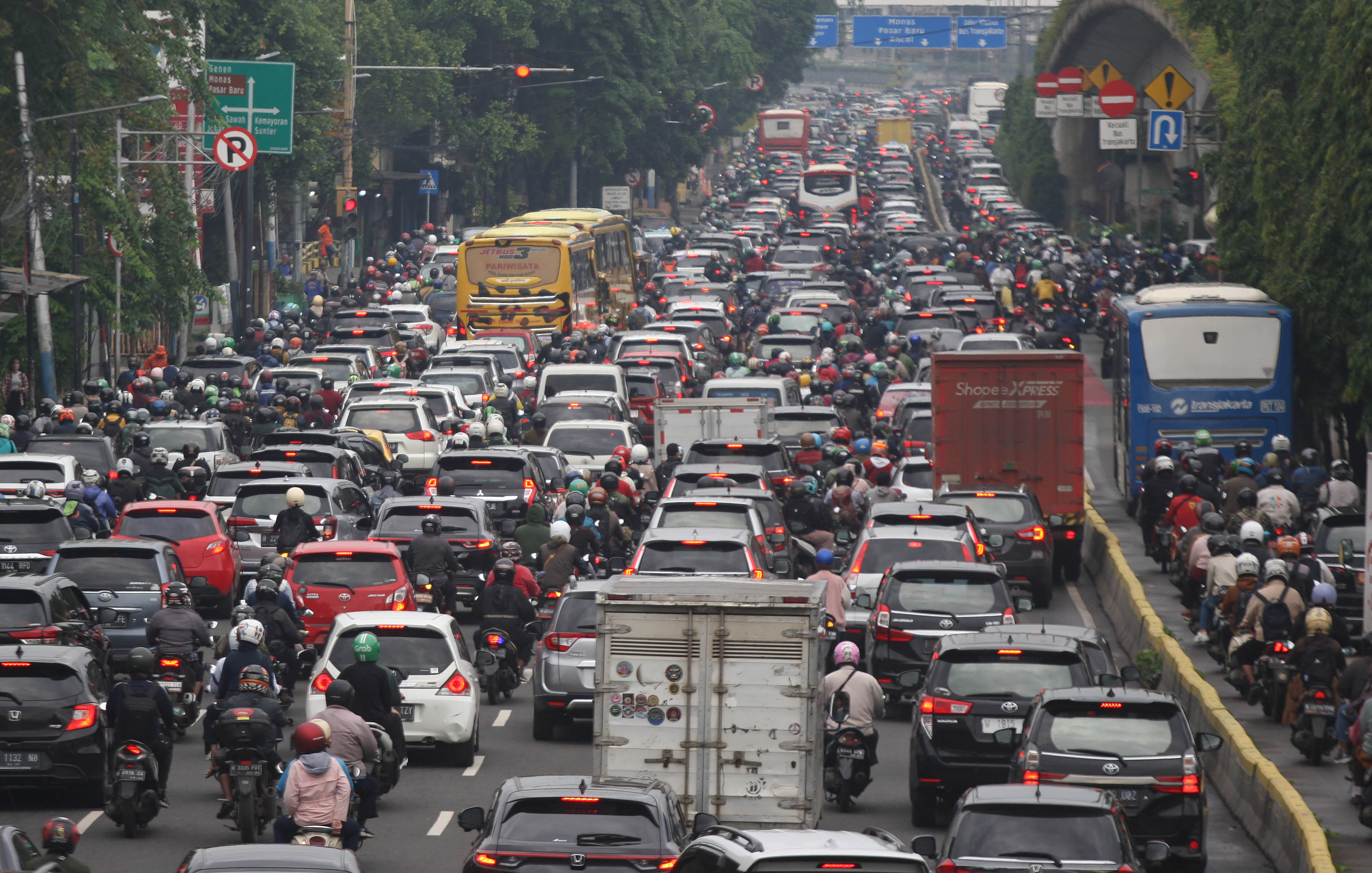 Kendaraan terjebak kemacetan saat jam berangkat kerja di Jalan R Soeprapto, Jakarta, Kamis (05/01/2022).