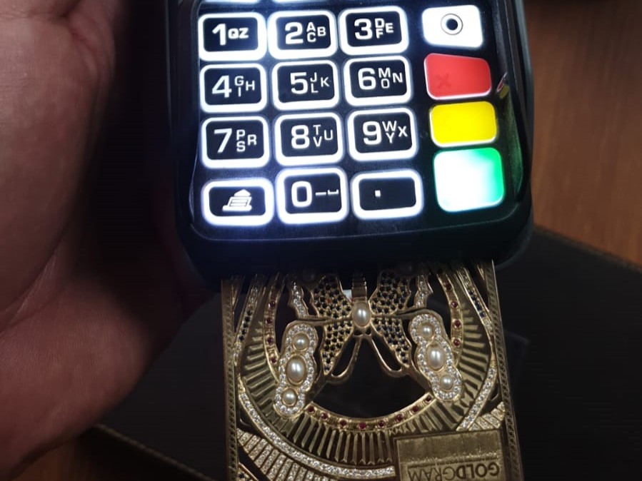 Kartu logam berbahan emas yang digunakan sebagai kartu kredit.