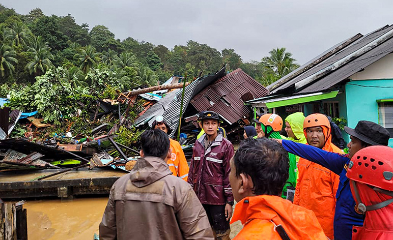 Tim SAR tengah dalam proses evakuasi di daerah longsor di Pulau Serasan, Naturna, Kepulauan Riau.