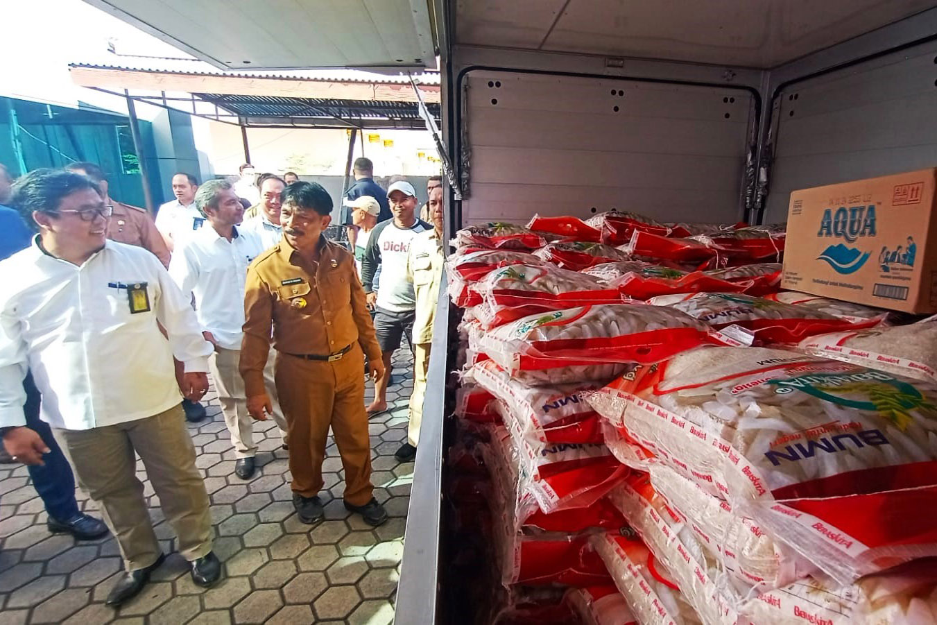 PjWali Kota Kupang George Hadjoh (kanan) dan Kepala Perum Bulog Kantor Wilayah NTT Eko Yoga Cahyo Utomo (kiri).