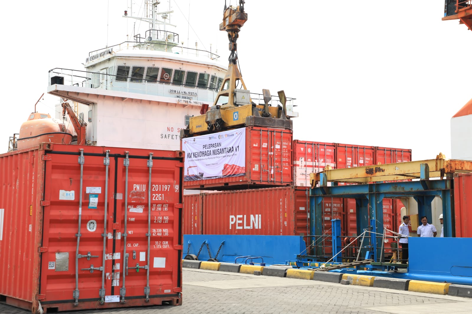 Kemenhub mengirim pasokan beras dari Surabaya, Jawa Timur ke Nusa Tenggara Timur.