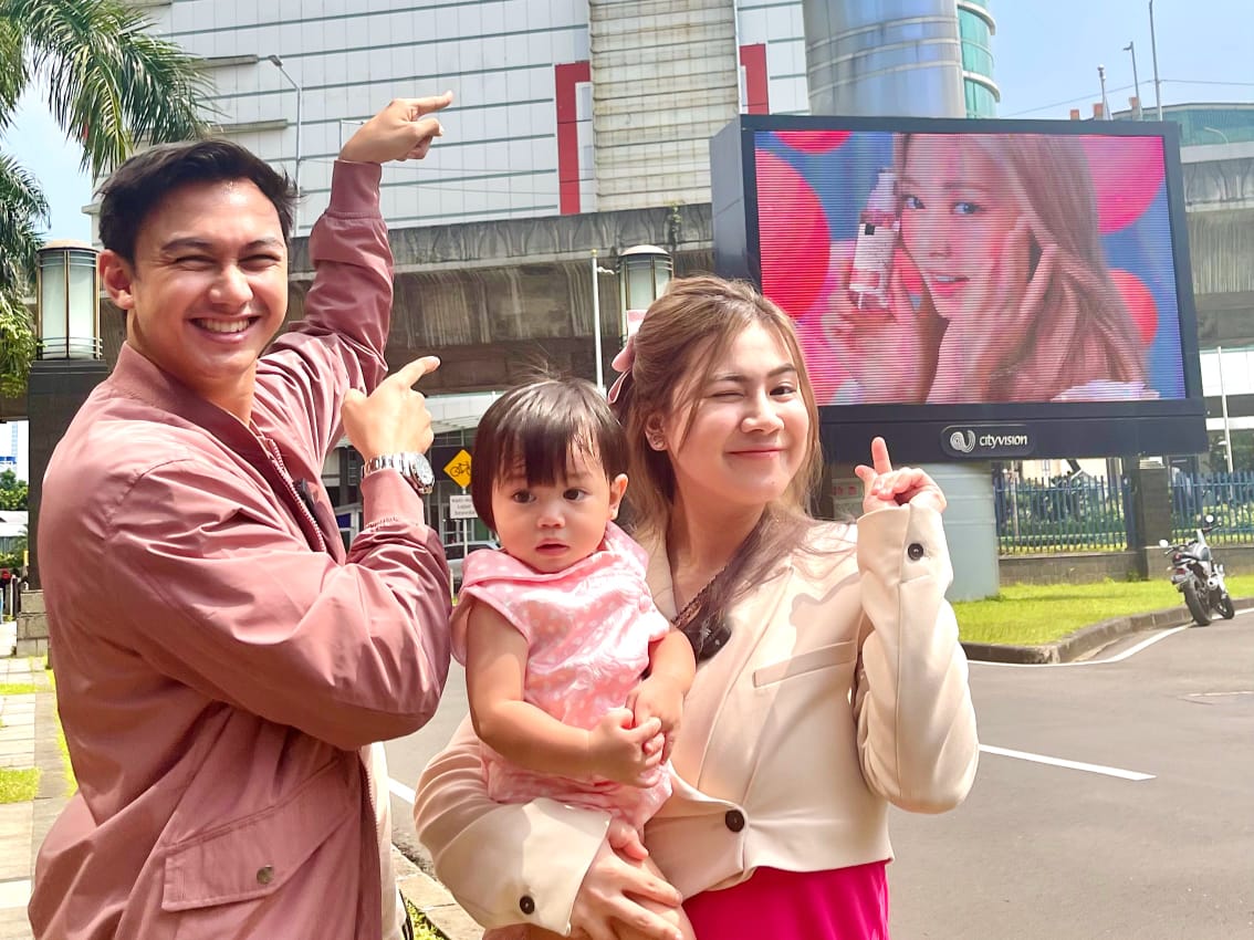 Girl Band Korea TWICE Bagikan Hadiah untuk Fans di Indonesia   