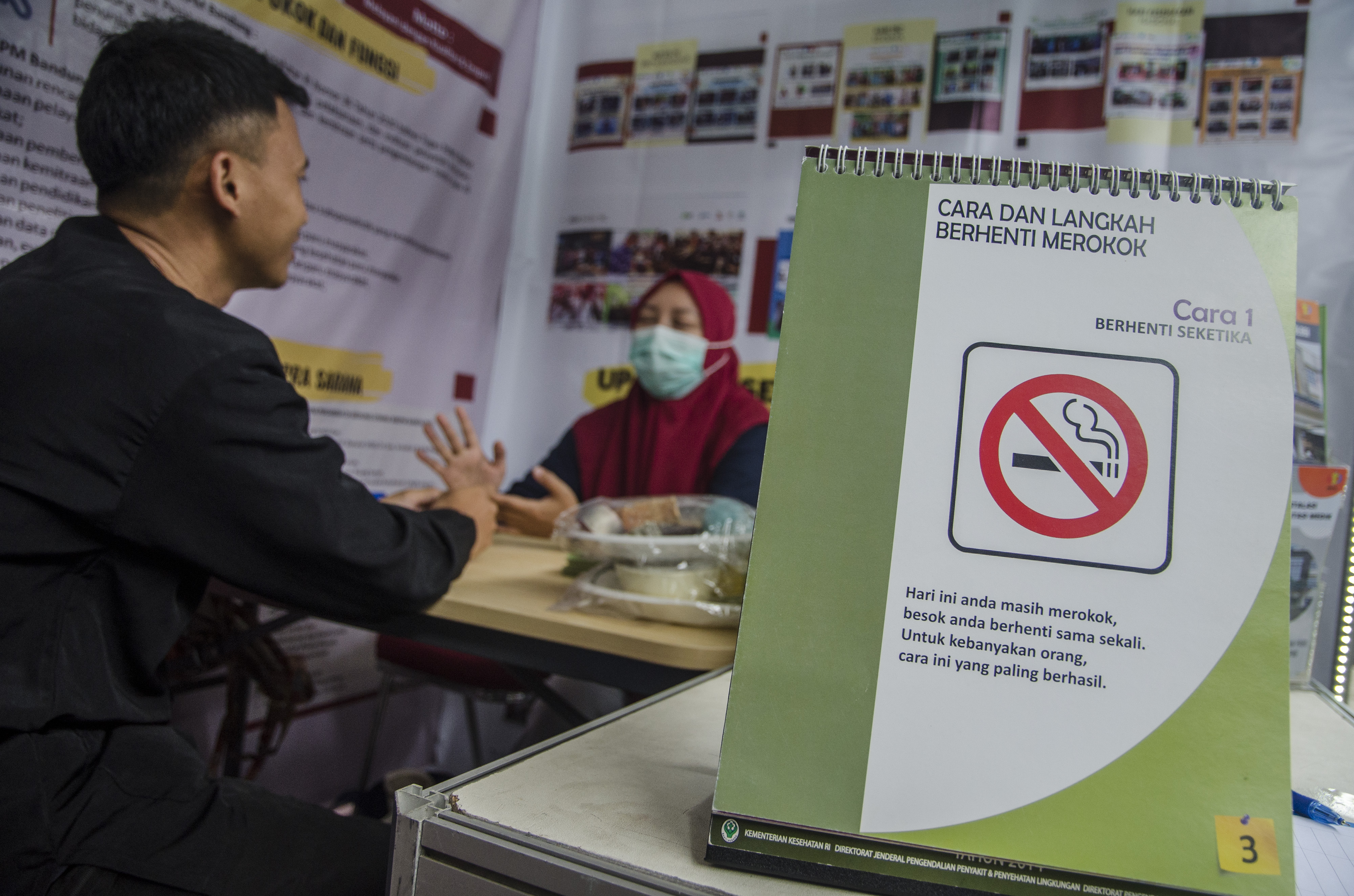 Ilustrasi--Warga berkonsultasi untuk berhenti merokok melalui Balai Besar Kesehatan Paru Masyarakat Bandung di Bandung, Jawa Barat.