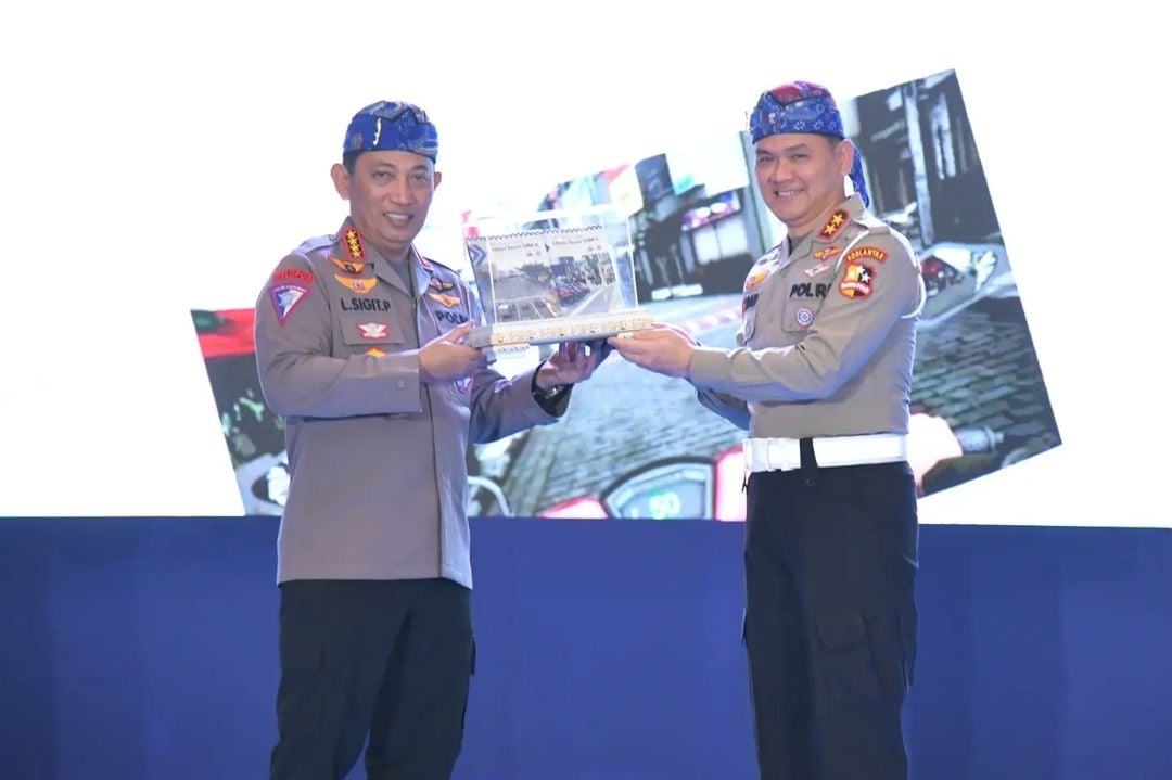 Kapolri Jenderal Listyo Sigit Prabowo menerima buku Buku Panduan Latihan Ujian Teori SIM A dan C dari Kakorlantas.