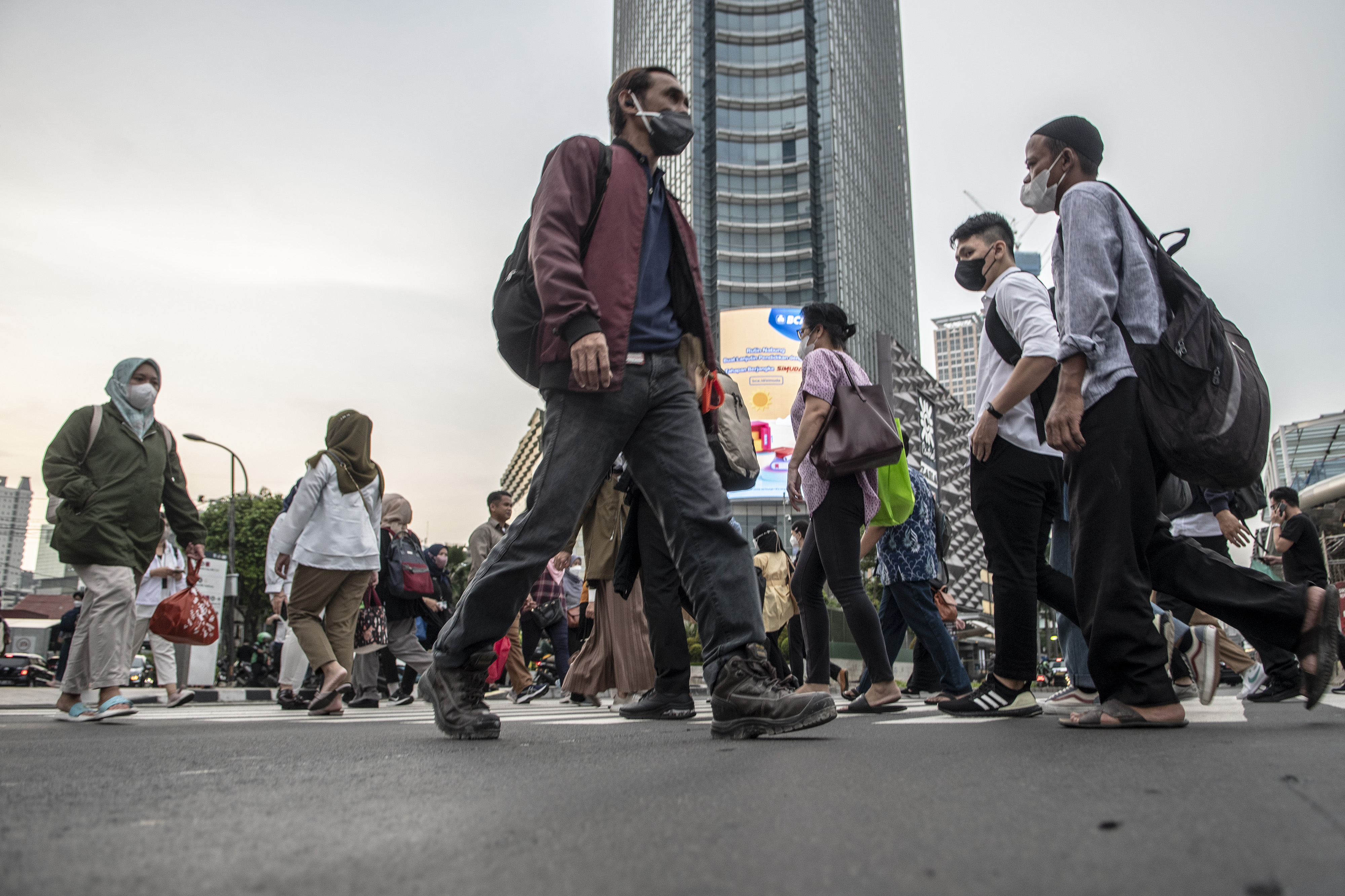 Sejumlah pekerja berjalan sepulang kerja di kawasan Sudirman-Thamrin, Jakarta, Senin (10/10/2022).