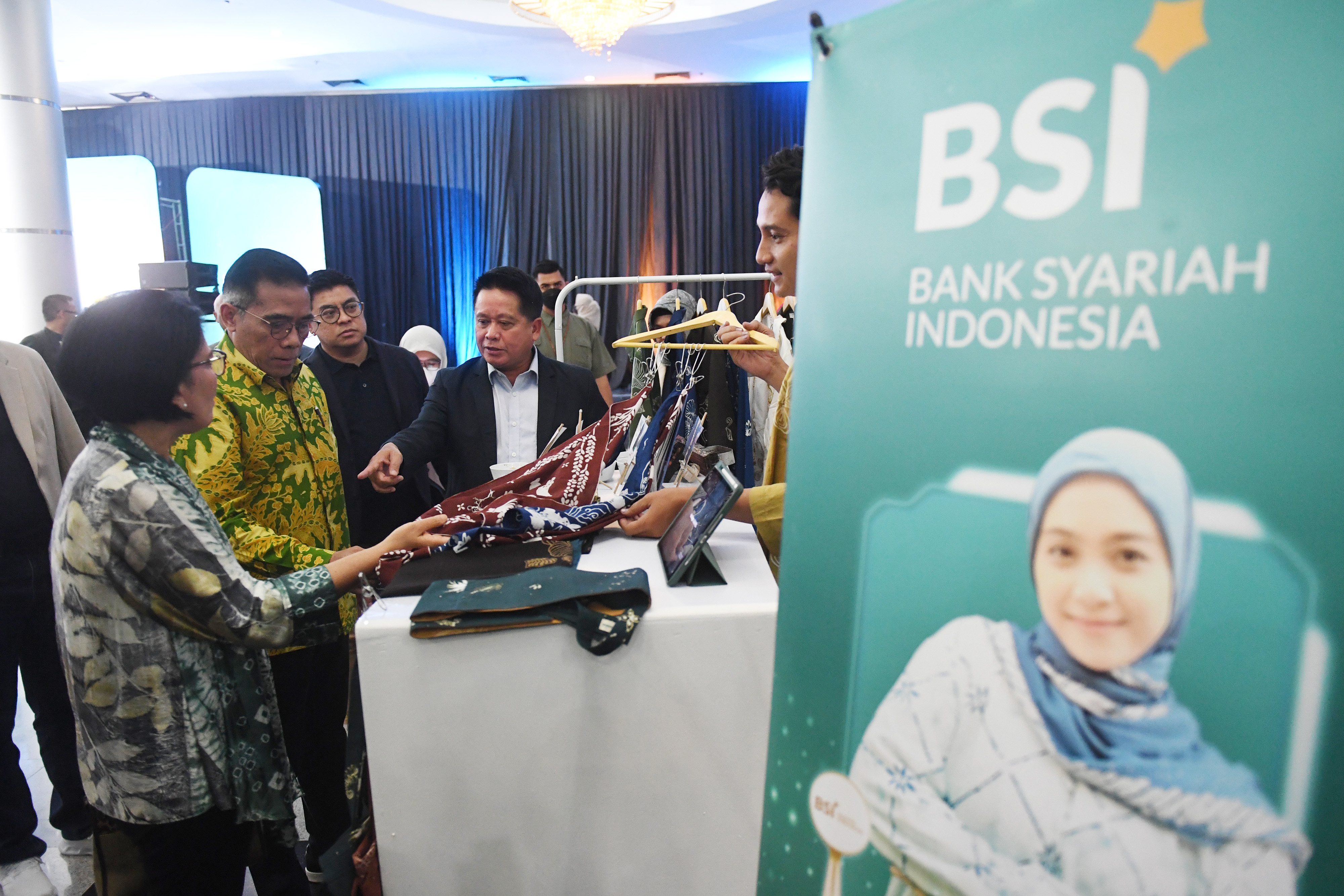 Direktur Utama Bank Syariah Indonesia Hery Gunardi (kanan) mengunjungi stan pameran di Talenta Wirausaha BSI di Jakarta, Kamis (19/1).