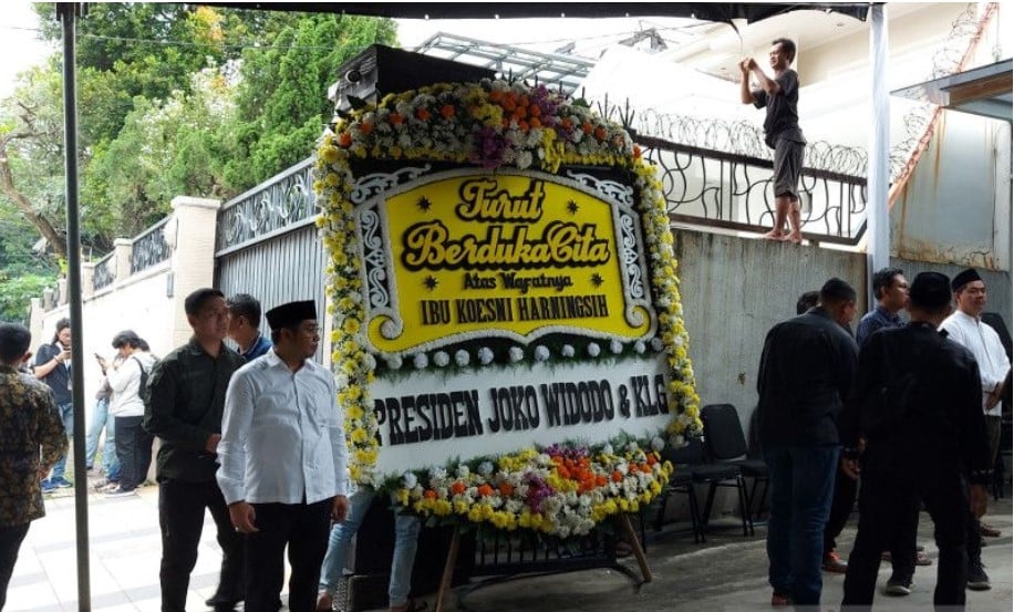 Karangan bunga dari Presiden Republik Indonesia Joko Widodo di rumah duka Jalan Terusan Lembang 54, Jakarta Pusat, Minggu (12/3).